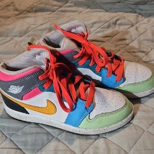 AirJordan 1 Mid SE Girls Size 1 Multicolor